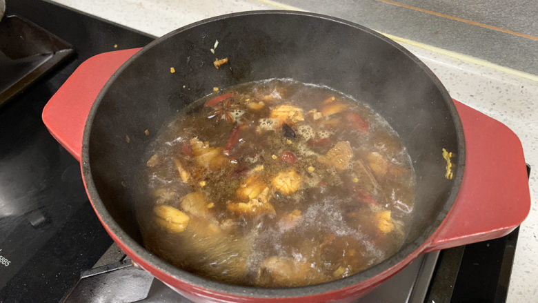 红焖牛肉,加入适量盐,冰糖,<a style='color:red;display:inline-block;' href='/shicai/ 788'>生抽</a>调味,然后倒入沒过牛肉的开水,翻拌均匀。注意一定要倒入开水,放冷水的话牛肉会变老变硬