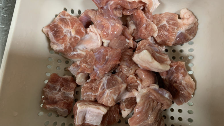 红焖牛肉,牛肉切小块,洗净,沥干水备用