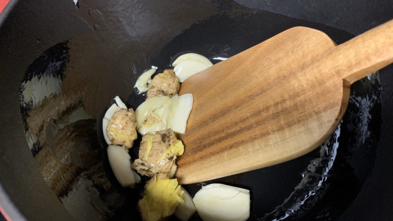 红焖牛肉,热锅冷油,放姜蒜炒香