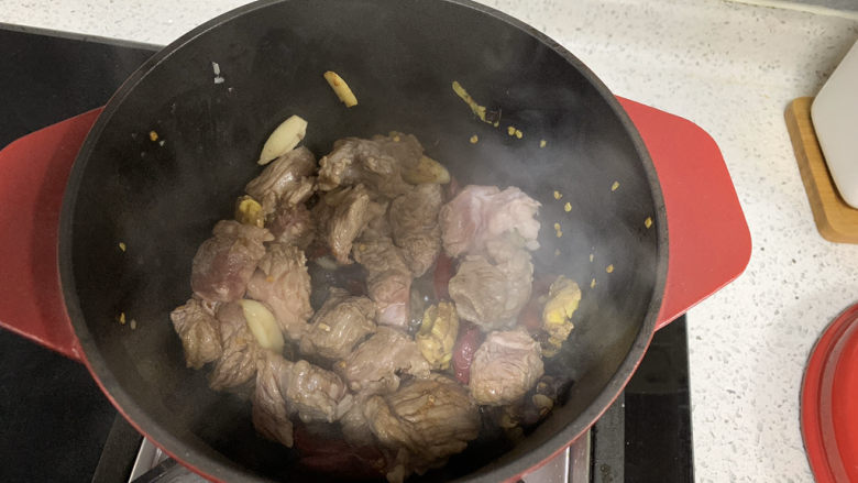红焖牛肉,放入牛肉,静置一会后翻炒
