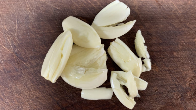 红焖牛肉,蒜拍一下,不需要太碎
