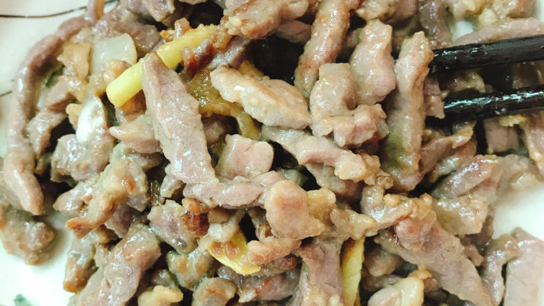 爆炒牛肉丝,炒熟后装盘备用