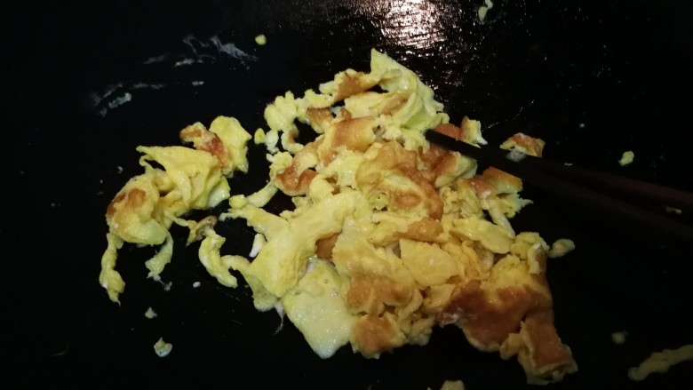 鸡蛋西红柿打卤面,煎熟滑散盛出来,喜欢吃嫩蛋可以煎的时间少一点