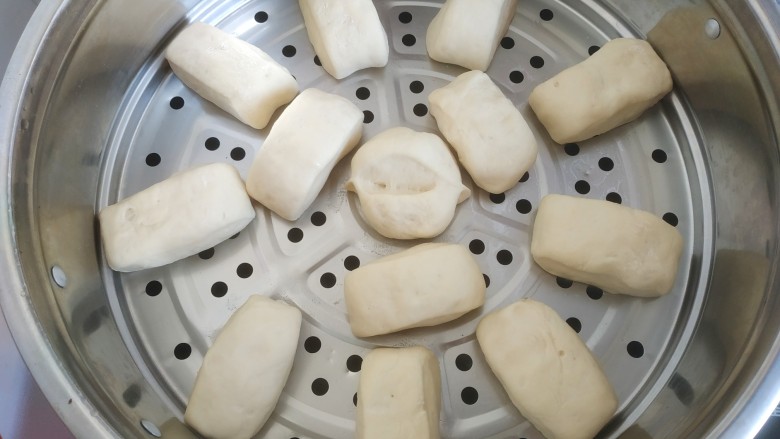 黄金小馒头,20分钟后,面团明显变大