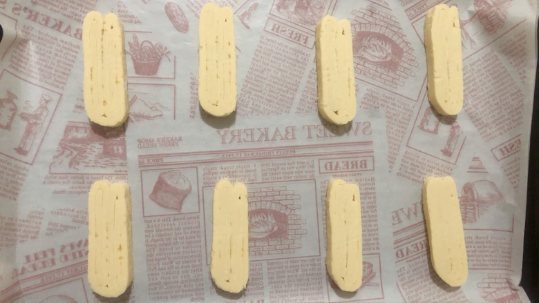 美味蝴蝶酥,冷冻好的面皮,切成0.8cm的段,放入烤箱,180℃(根据自己的烤箱温度自行调整)15分钟左右,待表面金黄色就可以出炉啦。