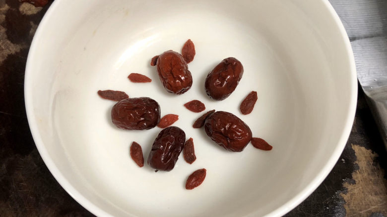 红枣红糖糯米饭➕甜美幸福心如蜜,取一个耐热的深碗,碗内抹一层食用油,碗底摆上红枣枸杞