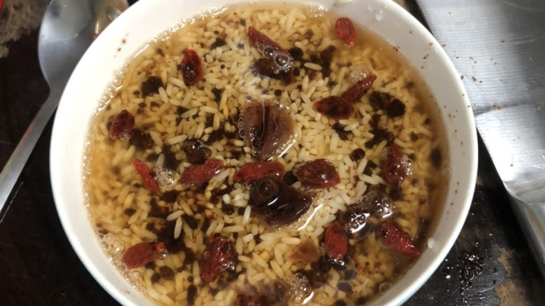 红枣红糖糯米饭➕甜美幸福心如蜜,最后加入适量清水,没过糯米一些