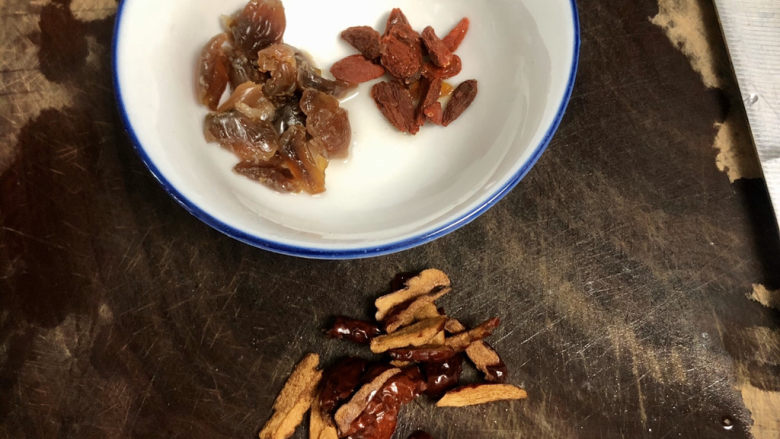 红枣红糖糯米饭➕甜美幸福心如蜜,红枣留五颗,其他去核切丝