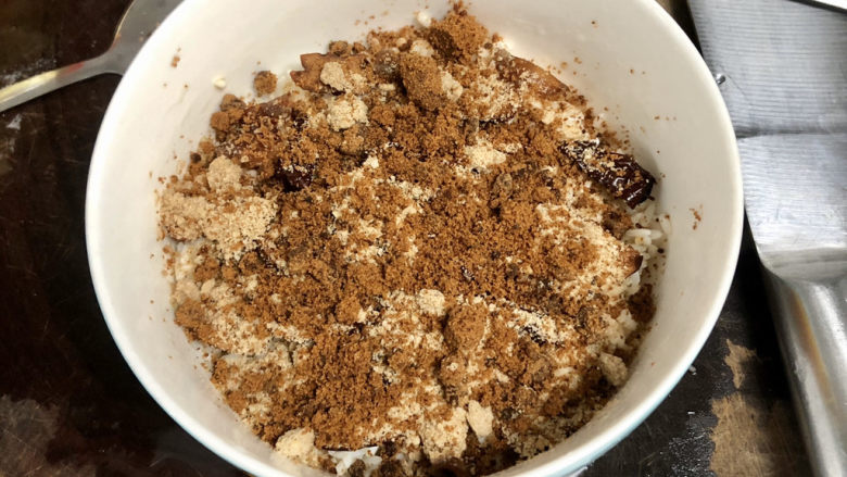 红枣红糖糯米饭➕甜美幸福心如蜜,均匀撒上一层红糖粉,喜欢吃甜的可以多加点