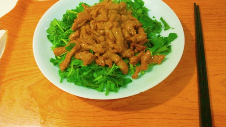 葱炒牛肉片,爆炒<a style='color:red;display:inline-block;' href='/shicai/ 216'>牛肉</a>丝。