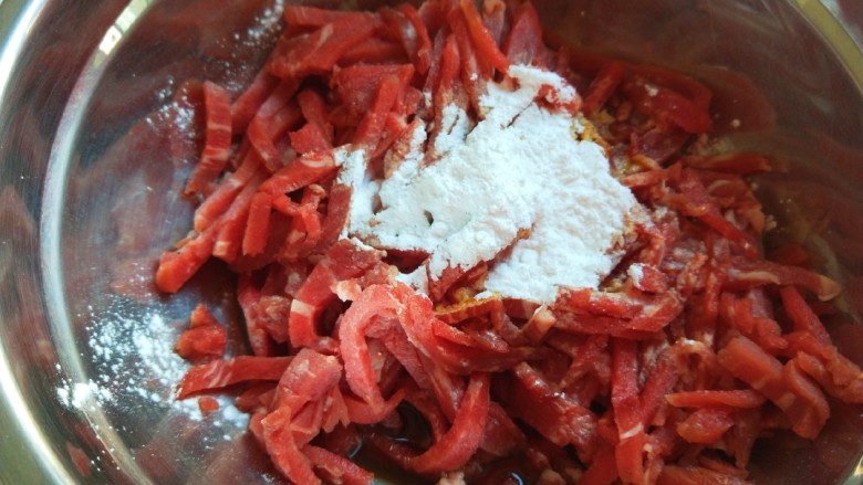葱炒牛肉片,装盘加入<a style='color:red;display:inline-block;' href='/shicai/ 718'>料酒</a>,淀粉。