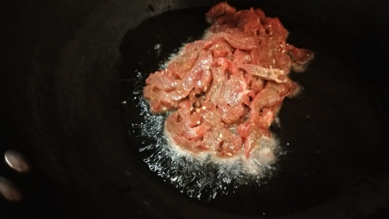 葱炒牛肉片,倒入牛肉丝。