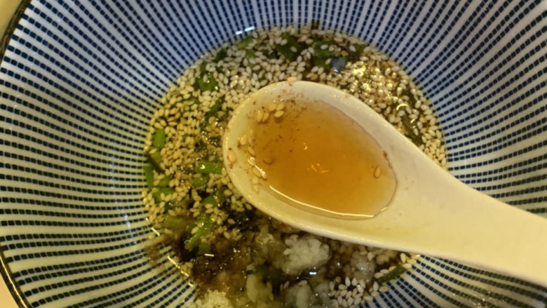 凉拌黄瓜卷,<a style='color:red;display:inline-block;' href='/shicai/ 3738'>芝麻油</a>1勺,把调味料搅拌均匀