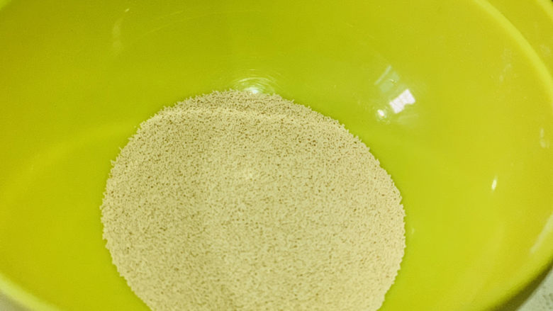 黄金小馒头,酵母粉6克称好;