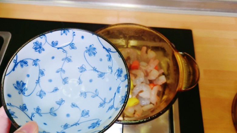 一人食的咖喱大虾饭,加入一碗<a style='color:red;display:inline-block;' href='/shicai/ 156925'>水</a>,开始炖煮