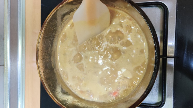 一人食的咖喱大虾饭,咖喱要煮浓稠的小窍门来啦,这时要加入一小份牛奶,如果乳糖不耐受可以加入燕麦奶。这边我加了半碗燕麦奶。