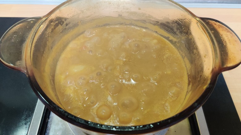 一人食的咖喱大虾饭,改小火,要注意搅拌,咖喱很容易糊锅。