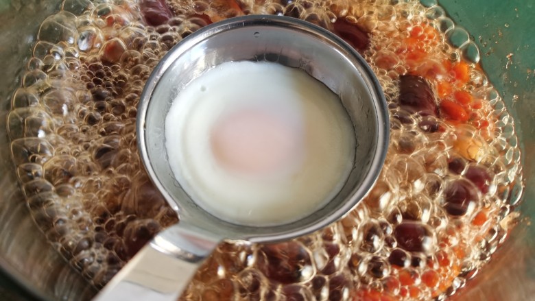 糖水鸡蛋,看到蛋液表皮凝固后,将勺子沉入汤中晃一晃,鸡蛋就脱离勺子了。