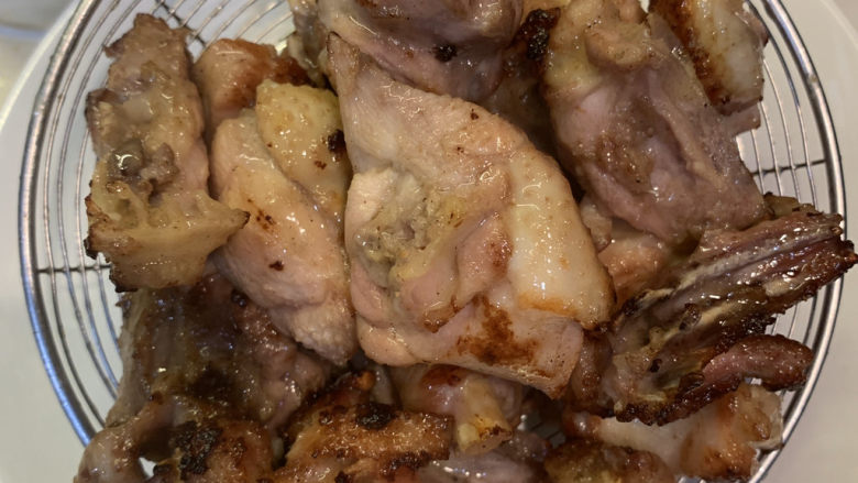 麻辣干锅鸡,煎至双面金黄,沥干油捞出