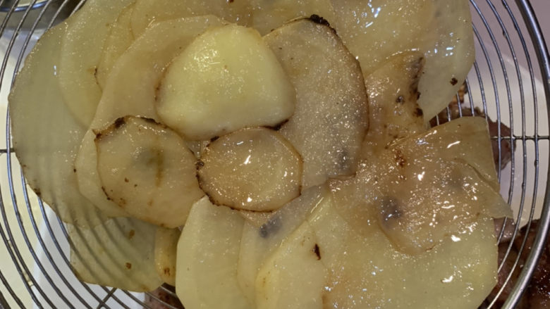 麻辣干锅鸡,煎至双面微黄,沥干油捞出