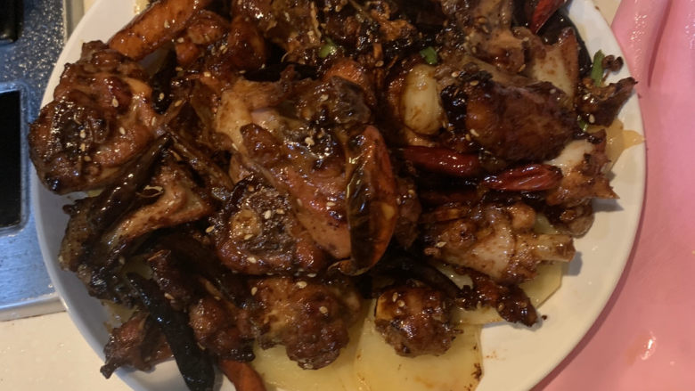 麻辣干锅鸡,再把炒好的鸡倒入,就可食用了