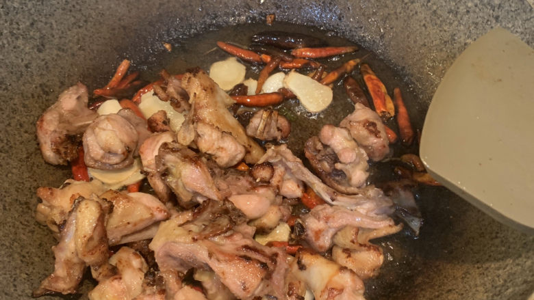 麻辣干锅鸡,炒香后,放入炒好的鸡肉翻炒均匀
