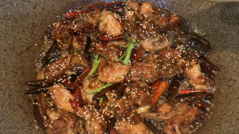 麻辣干锅鸡,再加入适量芝麻,翻炒均匀就可出锅