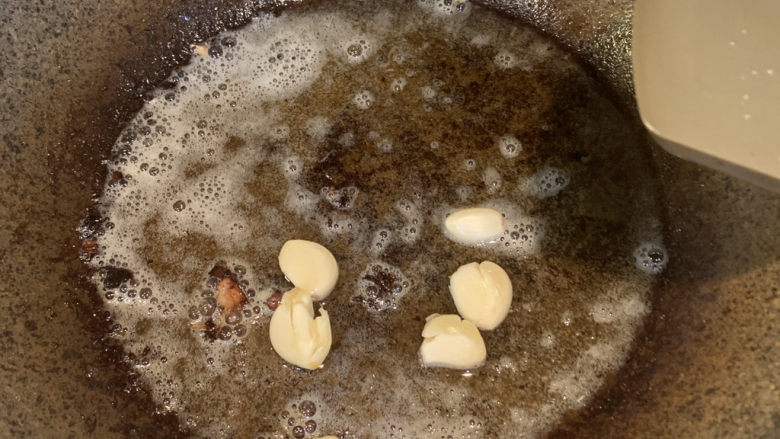 麻辣干锅鸡,锅内留油,放入蒜瓣