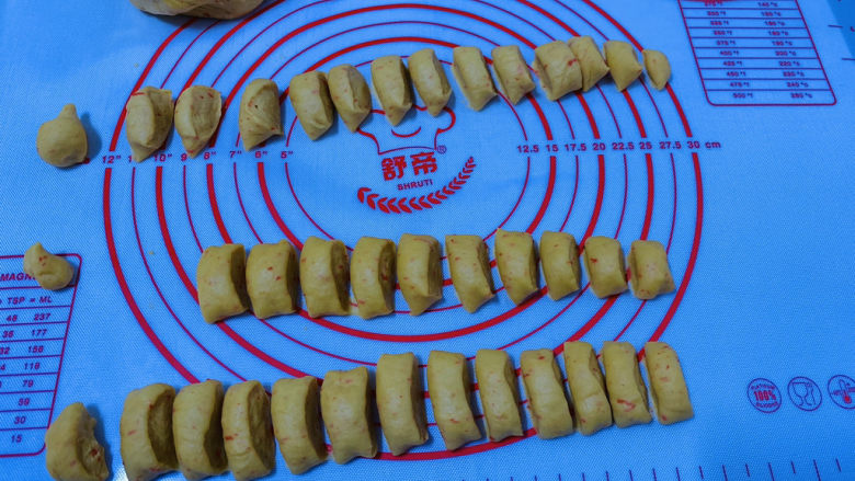黄金小馒头,一次发酵,不用等面团发2倍大,直接把面团切小团,搓长条,切小段;