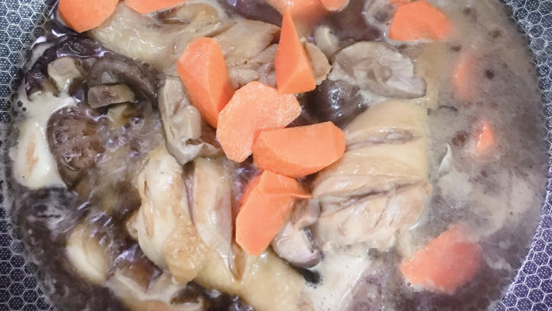 鸡腿炖香菇,将胡萝卜放入锅中,加盐