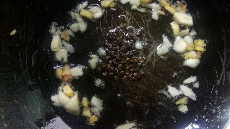 鱼香烘蛋,炒锅倒油,放蒜粒、姜粒、青花椒小火炒香。