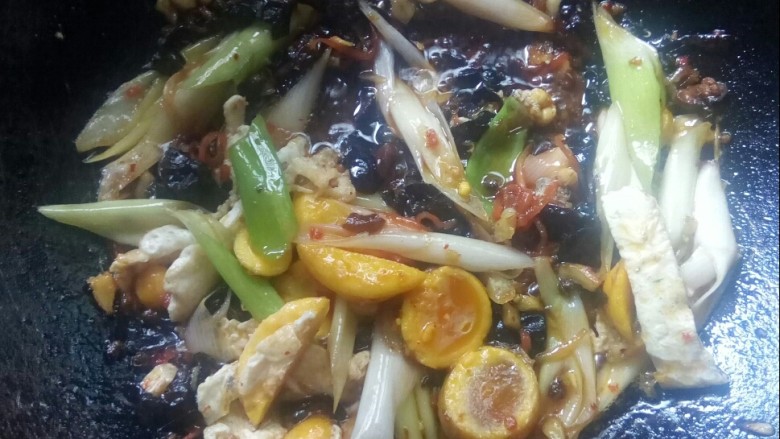 鱼香烘蛋,大火炒几下,关火。
