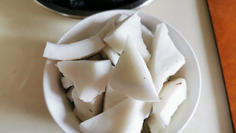 椰子炖鸡汤,椰子锯开,取汁作汤水,椰肉块块。(自己搞麻烦,市场上有专门卖椰子的,会处理好)。