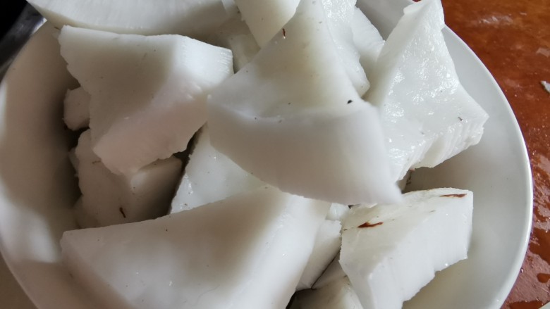 椰子炖鸡汤,白白的椰肉,切小小块。
