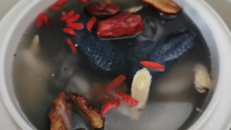 椰子炖鸡汤,全部食材放炖盅里,加少量纯净水,加盖隔水慢炖2-3小时。