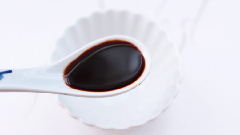 香辣酱蒸鲈鱼,取一个碗,先倒入<a style='color:red;display:inline-block;' href='/shicai/ 864'>蒸鱼豉油</a>。