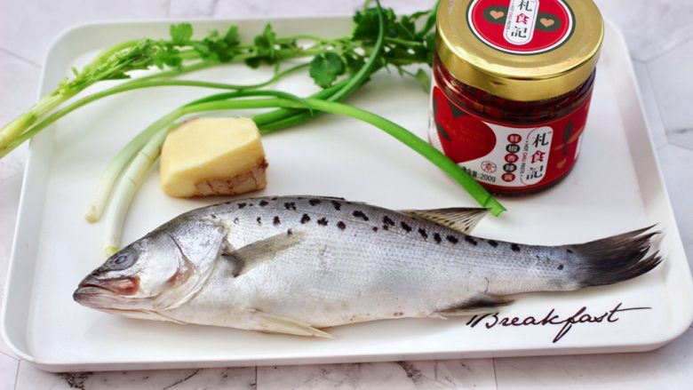 香辣酱蒸鲈鱼,首先备齐所有的食材,蒸的<a style='color:red;display:inline-block;' href='/shicai/ 371'>鲈鱼</a>一定要选择新鲜的哟。
