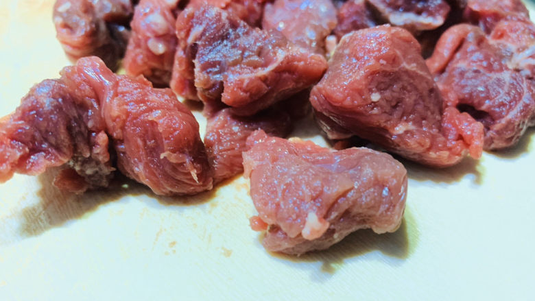红焖牛肉,牛肉切小块,洗净;