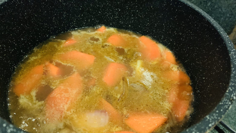 红焖牛肉,加入开水,盖过食材;