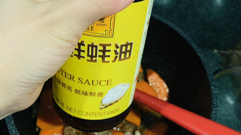 红焖牛肉,加少许<a style='color:red;display:inline-block;' href='/shicai/ 721'>蚝油</a>;