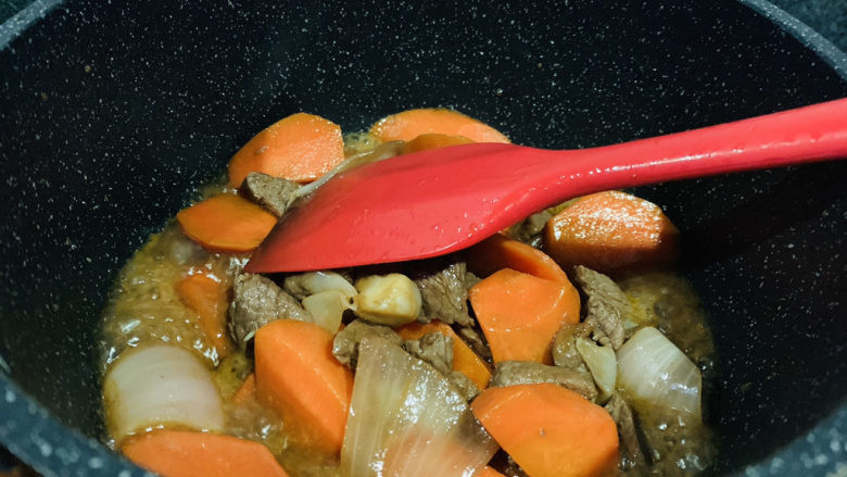 红焖牛肉,把所有调料进行翻炒;