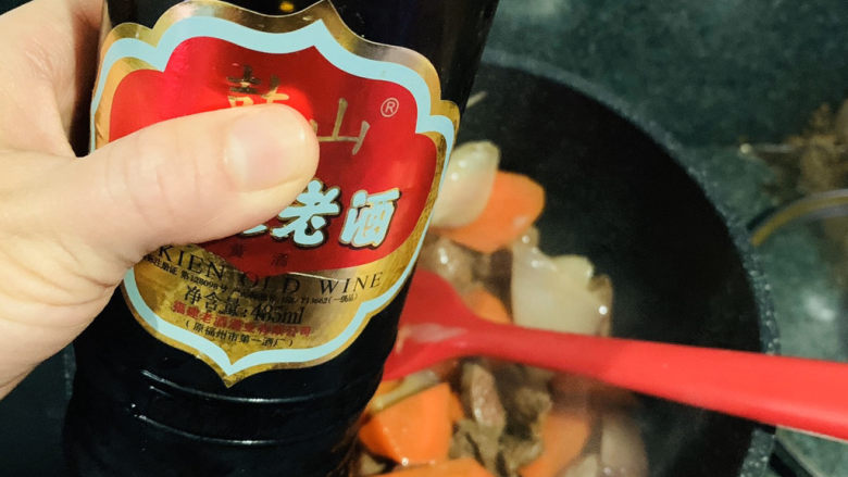 红焖牛肉,牛肉炒变色时,加入老酒,可以去腥味,大火炒香;