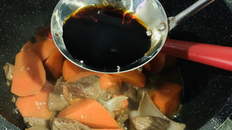 红焖牛肉,转中火,加一勺<a style='color:red;display:inline-block;' href='/shicai/ 692'>酱油</a>;