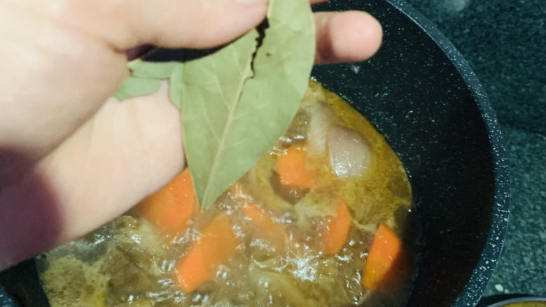 红焖牛肉,加两片桂叶,去腥味,增香;
