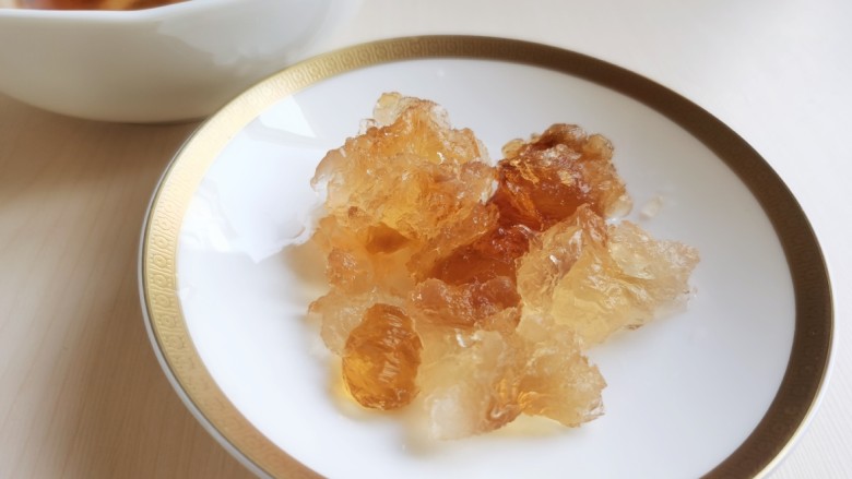 糖水鸡蛋,仔细将泡软的桃胶表面上的黑色杂质去掉,然后冲洗干净。