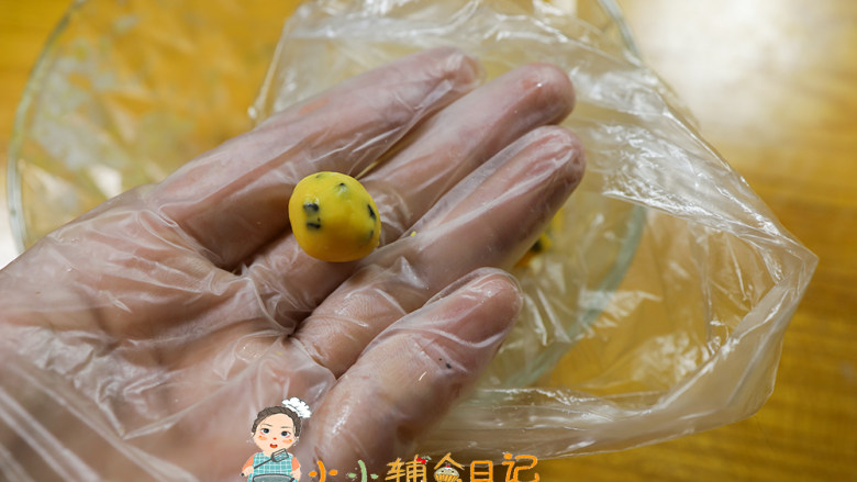 10个月以上辅食蛋黄芝麻小饼干,将面团拿出来一个个搓成这样的圆球,也可以做成长条