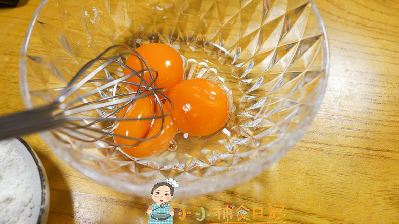 10个月以上辅食蛋黄芝麻小饼干,三个蛋黄,如果蛋清过敏一定要把蛋清分离干净哦