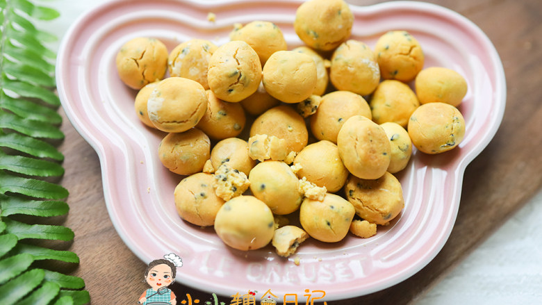 10个月以上辅食蛋黄芝麻小饼干,平底锅做一定不要长时间加热会变成焦炭,一定要用锅的余温慢慢加热才可以