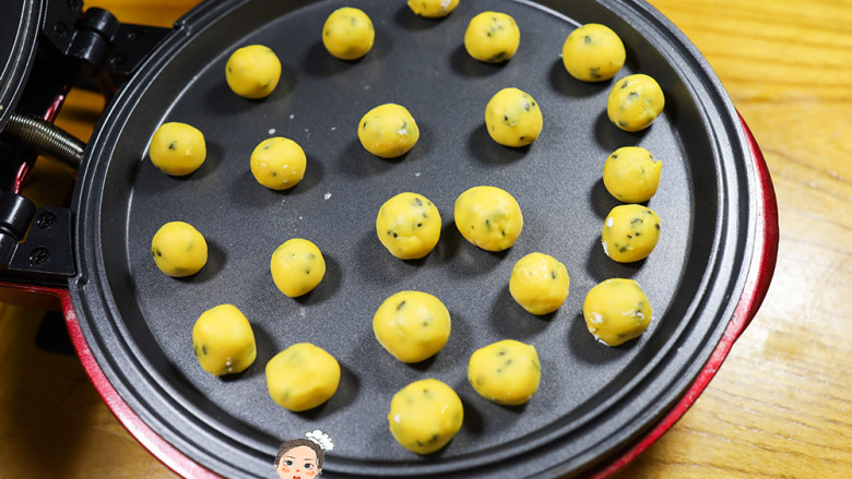 10个月以上辅食蛋黄芝麻小饼干,小火锅预热好放入机器盖上盖子烘烤20-30分钟,变硬变脆就可以了