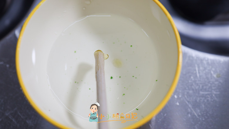 12个月以上辅食草莓雪人糖葫芦,当蒸汽都没有了,用勺子蘸一下糖水放入杯子里,要是糖马上硬了就是可以了,要是还软的可以继续熬,直到糖一入冷水马上变硬邦邦就是可以了